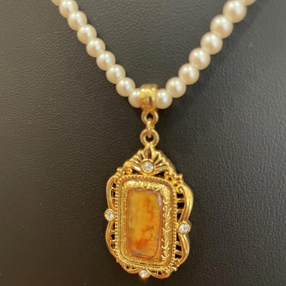 1928 COLL FAUX PEARL RHINESTONE ACRYLIC OVER CHERUB GOLD TONE PENDANT NECKLACE - Picture 3 of 4